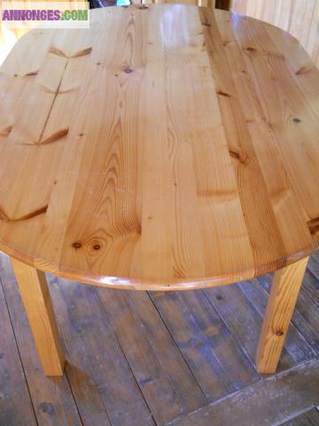 Table en bois vernis