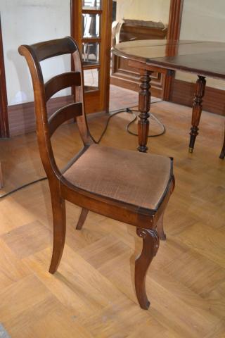 Table et chaises anciennes
