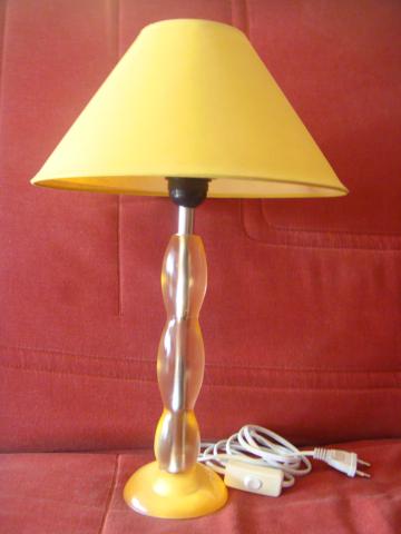 Lampe design couleur jaune