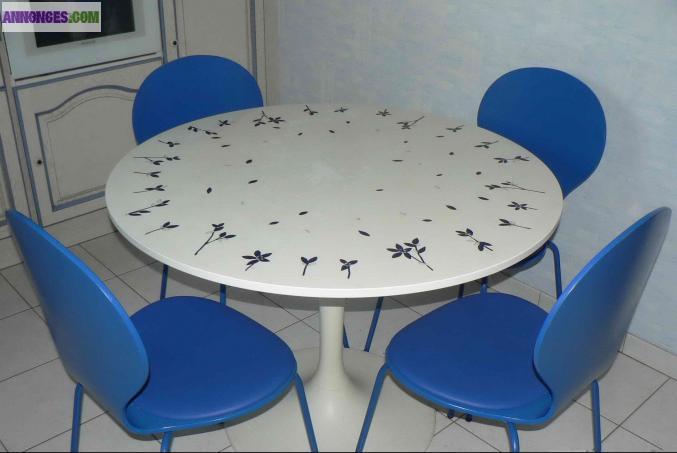 Table ronde 105 cm et/ou 4 chaises bleues