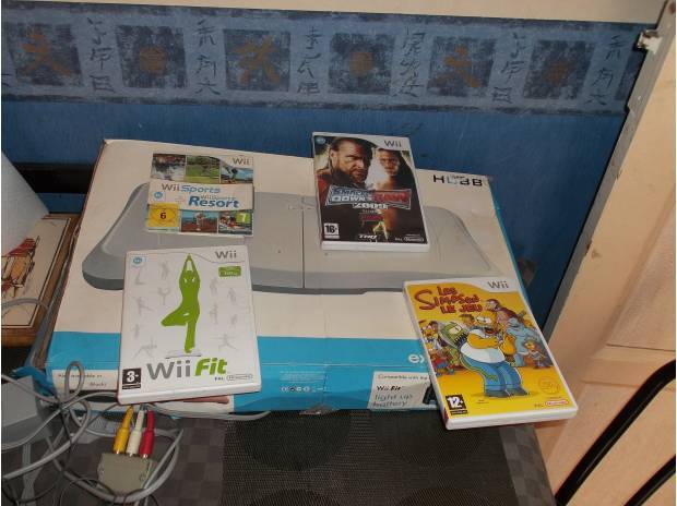 Console wii ,2 manettes, jeux,plateau wii fit