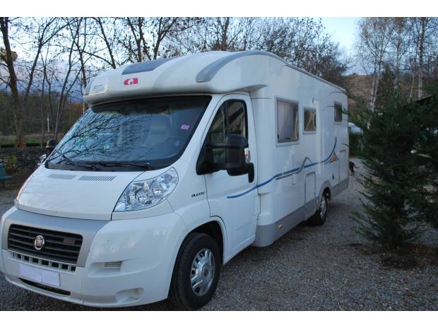 Couple donne CAMPING CAR ADRIA 690 SP