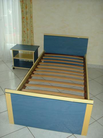 Lit complet - table chevet - armoire - bureau