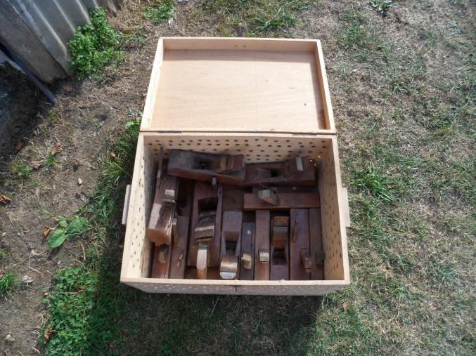 Lot de 14 rabots ancien avec coffre en bois 