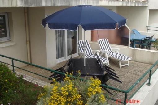 Appartement au RDCH indépendant au sein d'une résidence avec piscine chauffée
