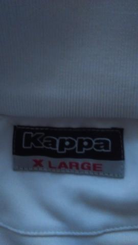 Une veste blanche la marque kappa