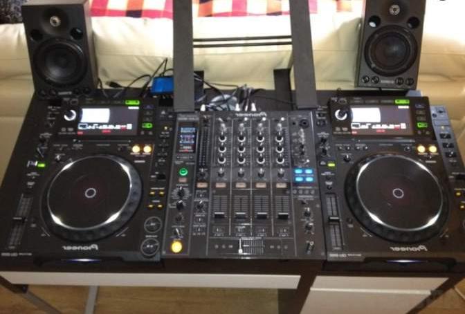 Deux platines pioneer CDJ 2000 + tables DJM 800