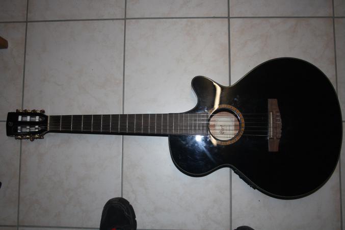Belle guitare CORT noir neuve