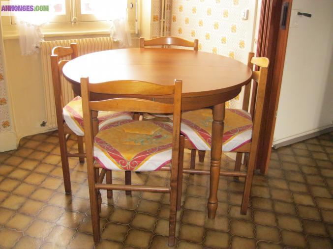 Table ronde avec rallonge plus 4 chaises
