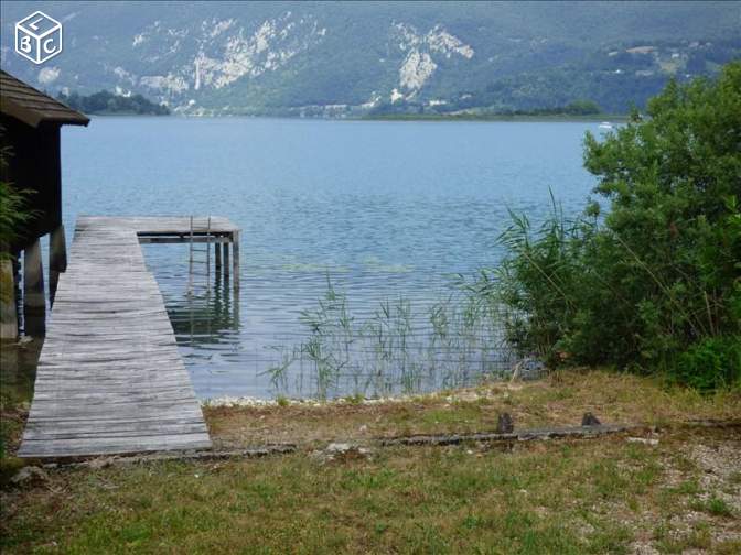 Maison bord du lac les pieds dans l'eau 