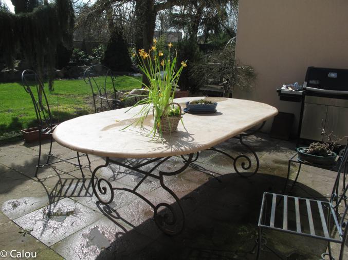 Magnifique table en travertin pierre naturelle et son pied en fer forgé artisanal
