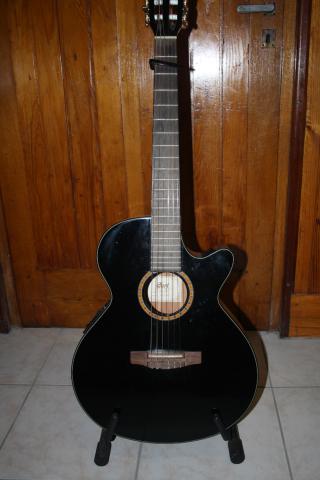 Belle guitare CORT noir neuve