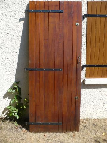 Volet bois porte d'entrée; H 2.13 m, larg 83 cm ; ép 2.5 cm. 
