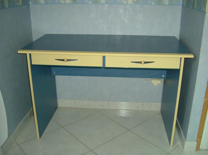 Lit complet - table chevet - armoire - bureau