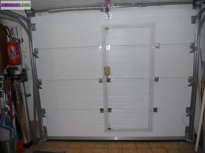 Porte de garage sectionnelle avec portillon