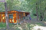 Chalets et mobil homes dans un camping en pleine nature... - Miniature
