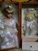 Ancienne poupée en robe de mariée dans male de transport - Miniature