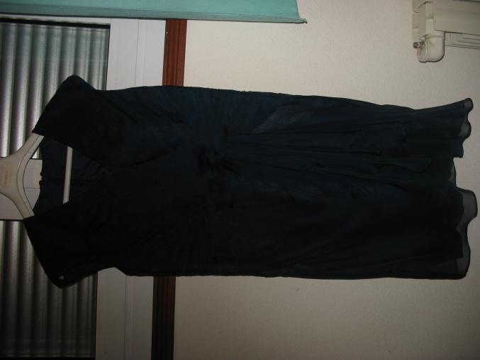 Très belle robe fourreau bleu marine doublée, servi une fois