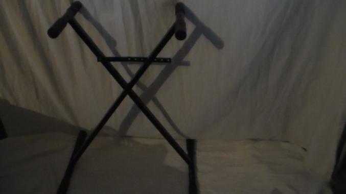 Sinthetiseur etat neuf avec porte livre et pied