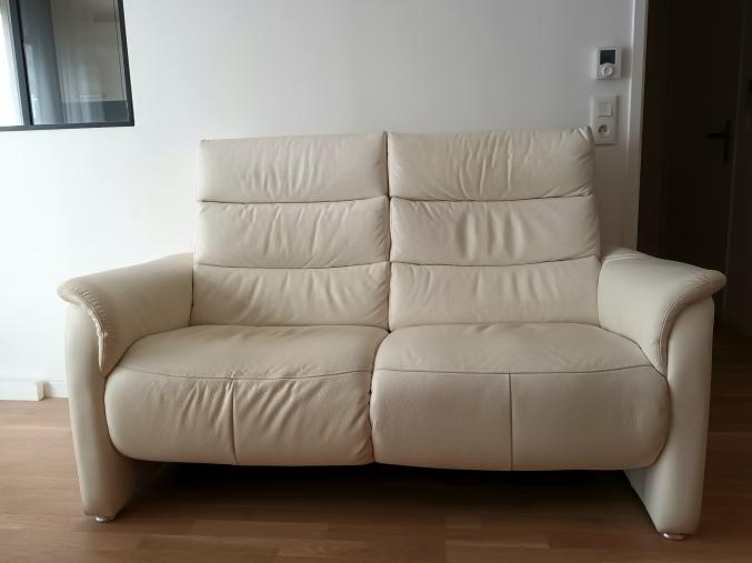 Canapé cuir blanc 2 places + 2 repose-pieds.