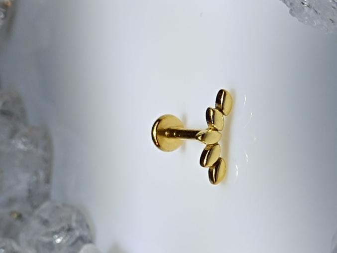 Piercing oreille lotus couleur doré embout vissable inoxy lobe, ile aux piercings