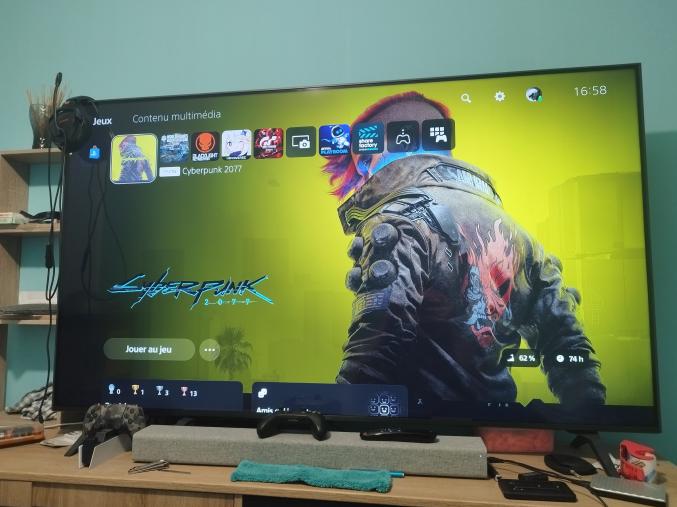 PlayStation 5, deux manettes et station de recharge