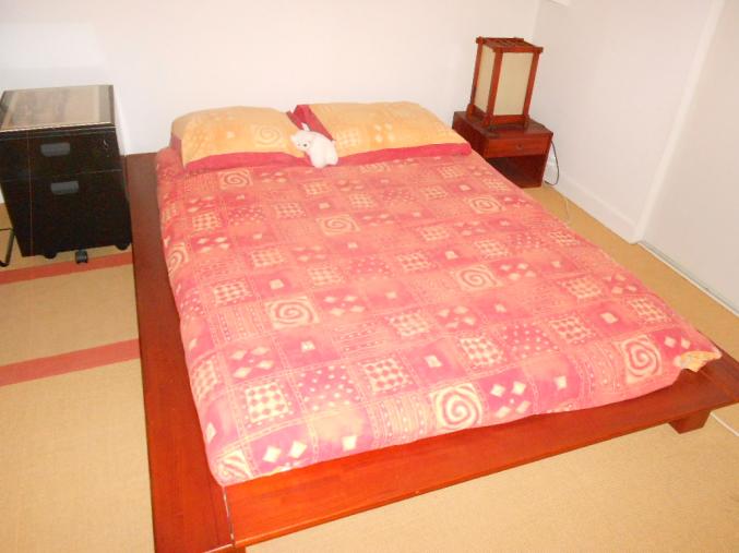 Lit japonais et table de chevet