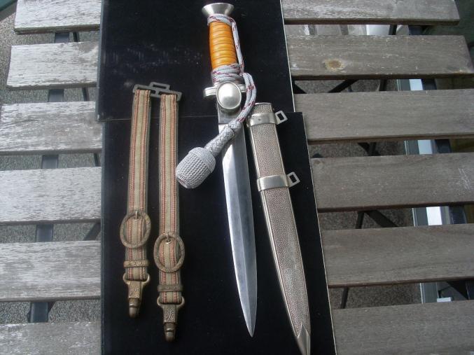 Dague de la croix rouge