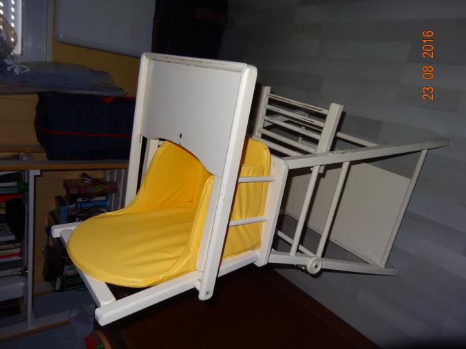 Chaise haute avec coussin