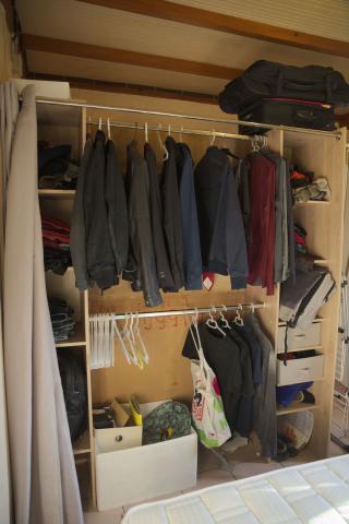 Dressing : 2 colonnes - 2 penderies - 5 * 2 tablettes + 2 tiroirs + rideau