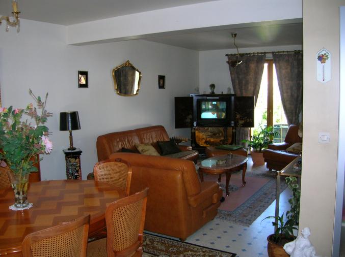 PROPOSE CHAMBRE MEUBLEE DANS APPARTEMENT CONTRE SERVICES