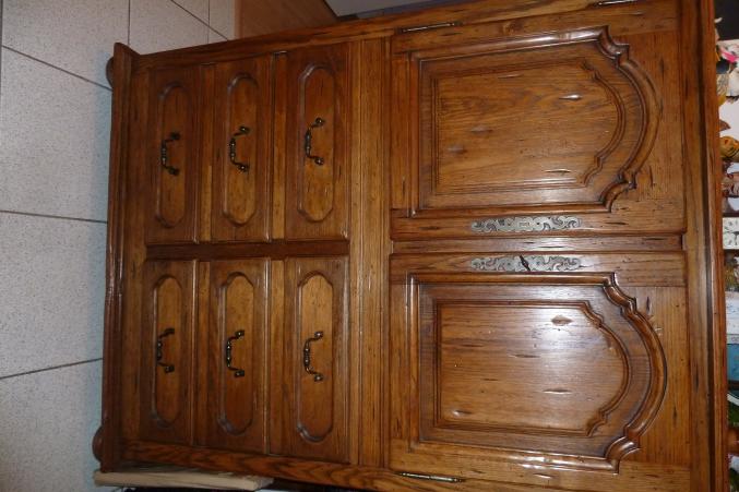 Meuble en chene et bassines en cuivre