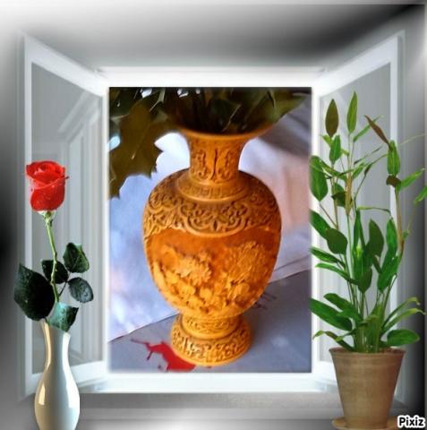 Vase Sculpté style Vintage, motifs végétaux.