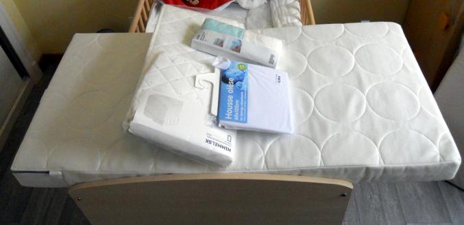 Matelas lit bb neuf et parures neuves