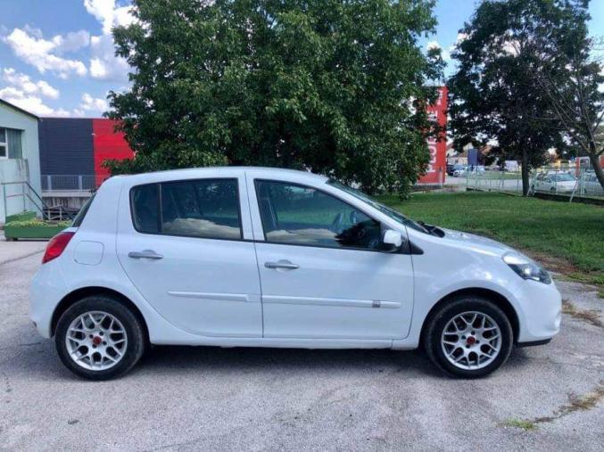 Renault Clio d'année : 2012 avec 98.000kms CT OK