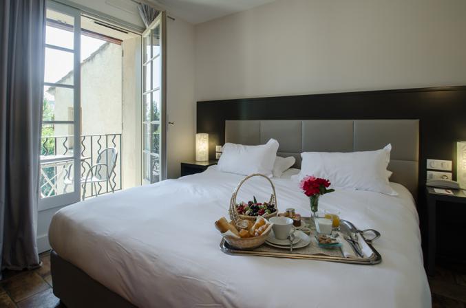 Mobiliers et materiels hotellerie , restauration , reunion et piscine.