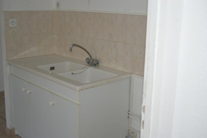 Location T2 état neuf  390 €  CC 