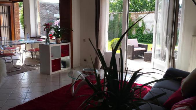 Longère rénovée avec jardin et garage