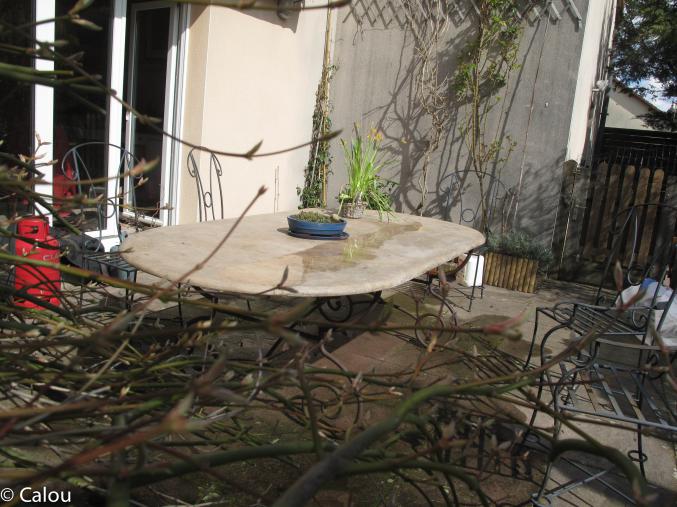 Magnifique table en travertin pierre naturelle et son pied en fer forgé artisanal