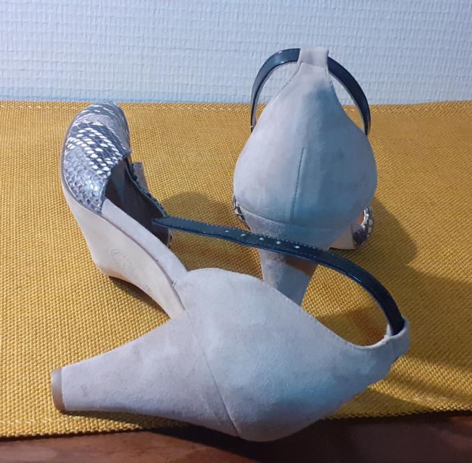 Escarpins tout cuir, marque EMMA GO, état neuf