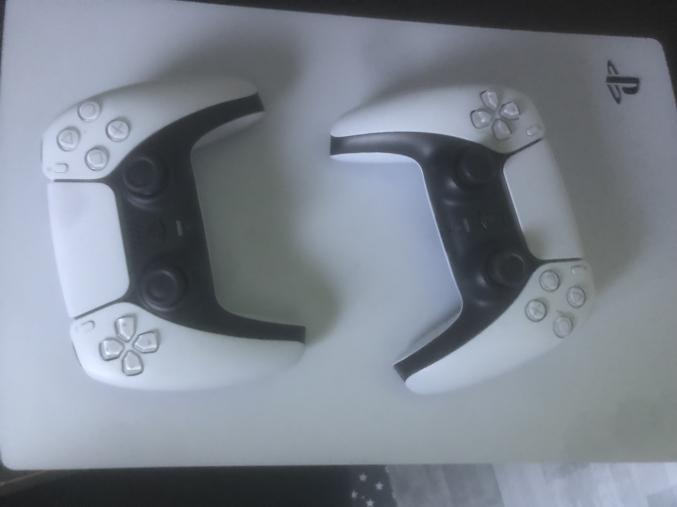 PS5 DIGITAL 2 MANETTES