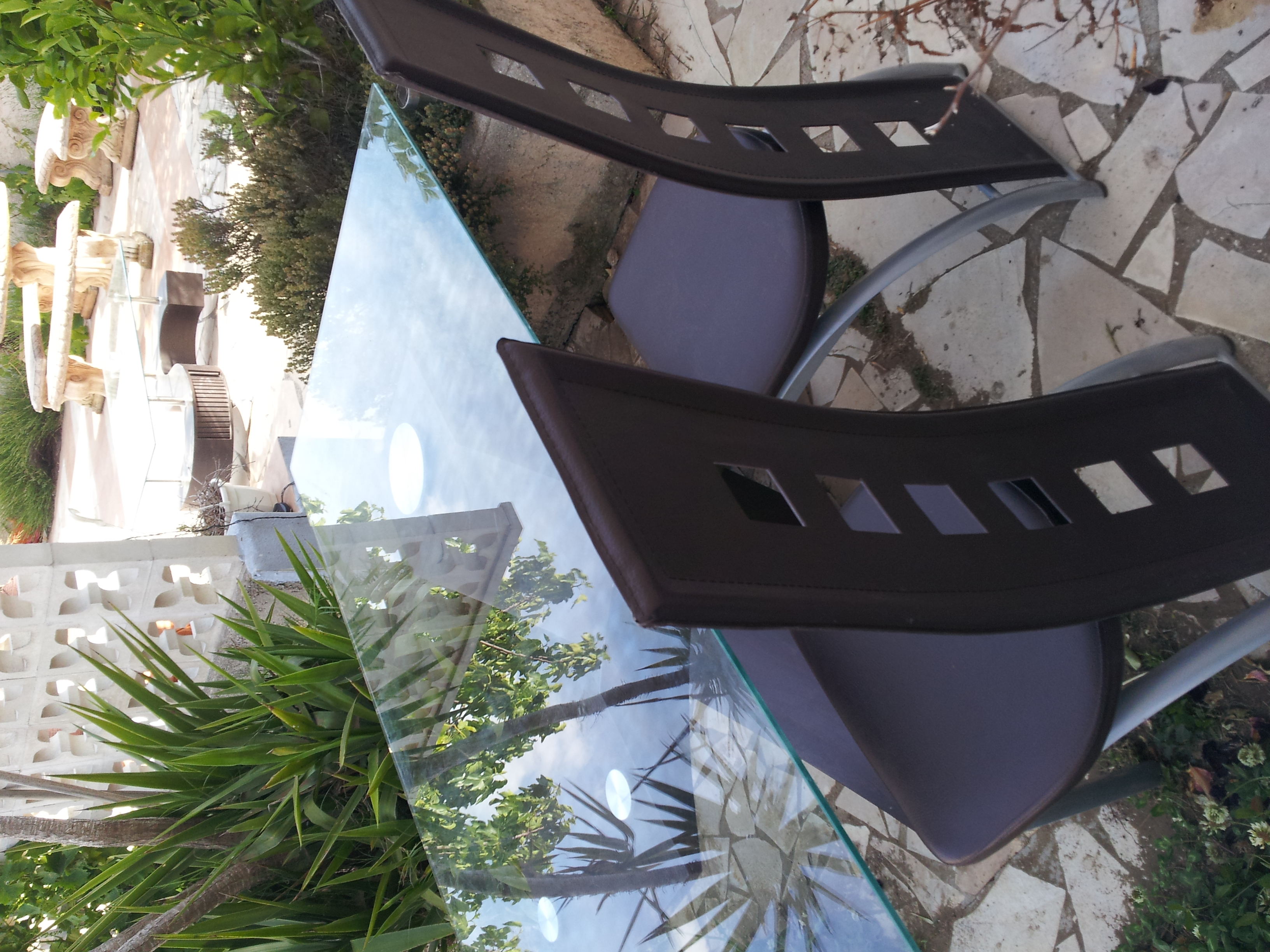 Table et ses 4 chaises et table basse