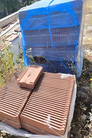 Tuiles neuves et bois de charpente