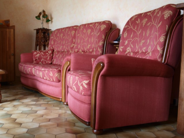 Canapé deux places fixe et fauteuil relax