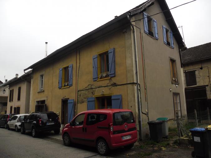 TROIS APPARTEMENTS DANS MAISON DE VILLAGE