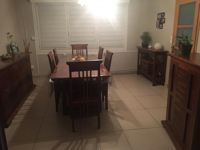 Salle à manger et salon en bois d’acacia 