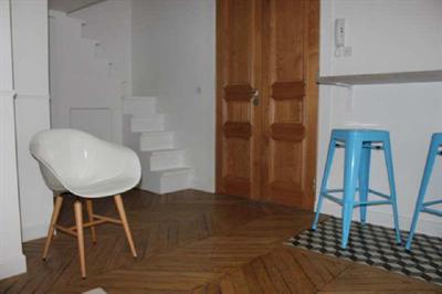 Aloué Studio meublé avec une pièce principale