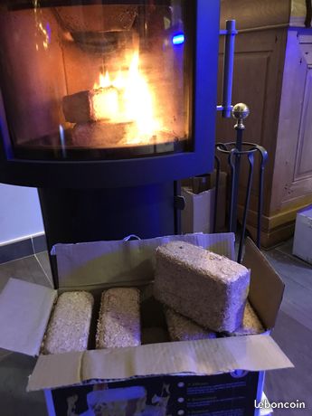 Bois de chauffage bûches de bois densifié