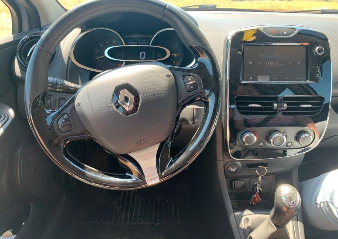 Voiture très peu servie 