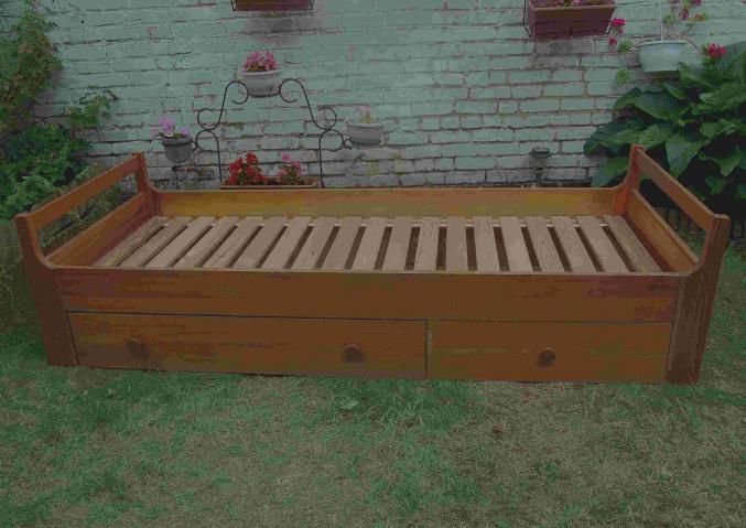 Lit en pin d'une personne